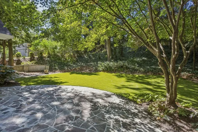 a view of a house with backyard