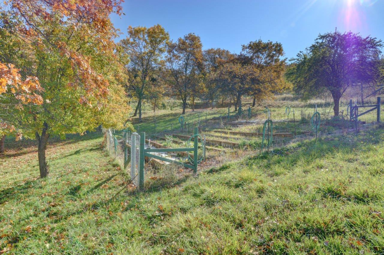 4400 Independence School Road Medford, OR 97501 - Photo 35 of 35 Large 1600 sq ft irrigated, fenced and t