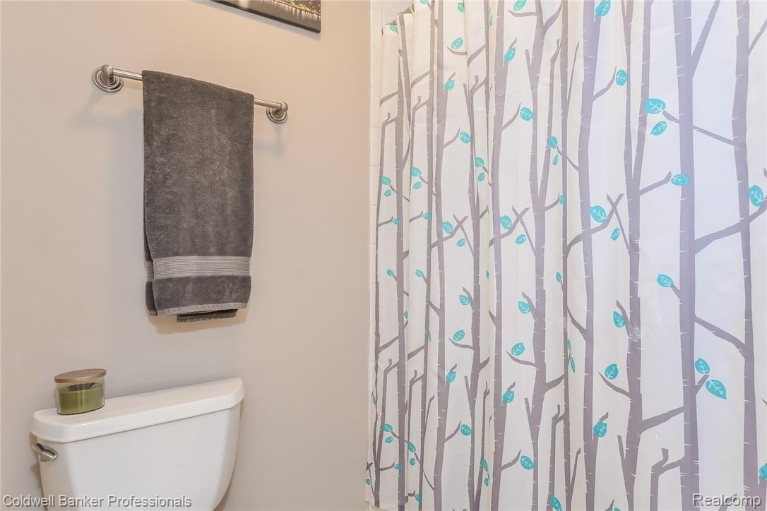742 East Bluff Court Rochester, MI 48306 - Photo 39 of 60 038-photo-bathroom-6656022.jpg
