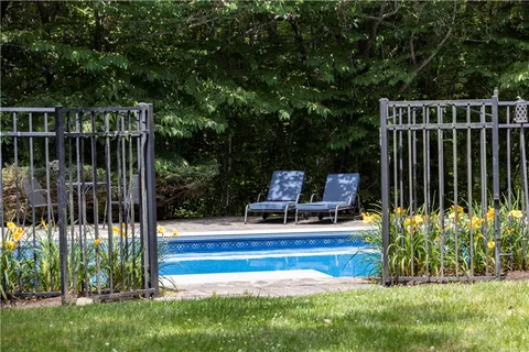 $1,395,000 | 258 Woodridge Drive, North Kingstown, RI 02874