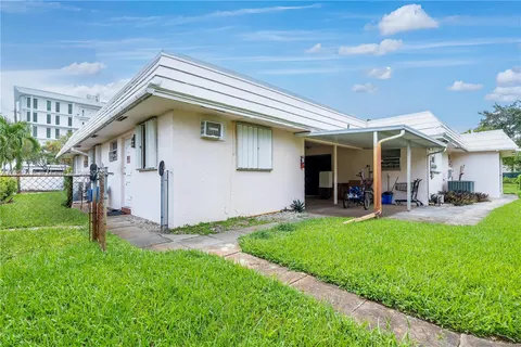 a view of a yard in front of house