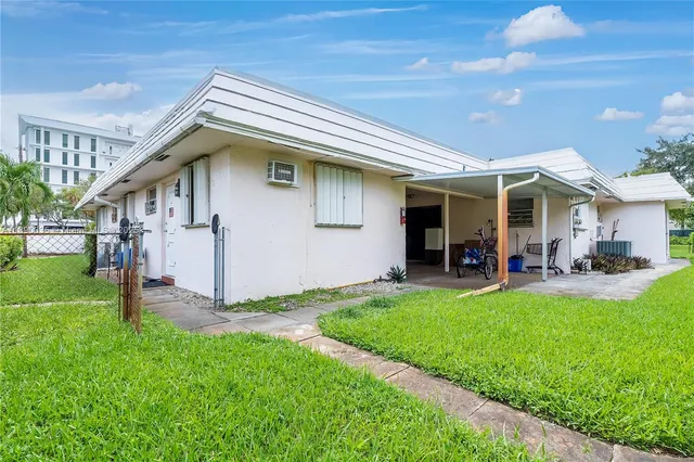 a view of a yard in front of house
