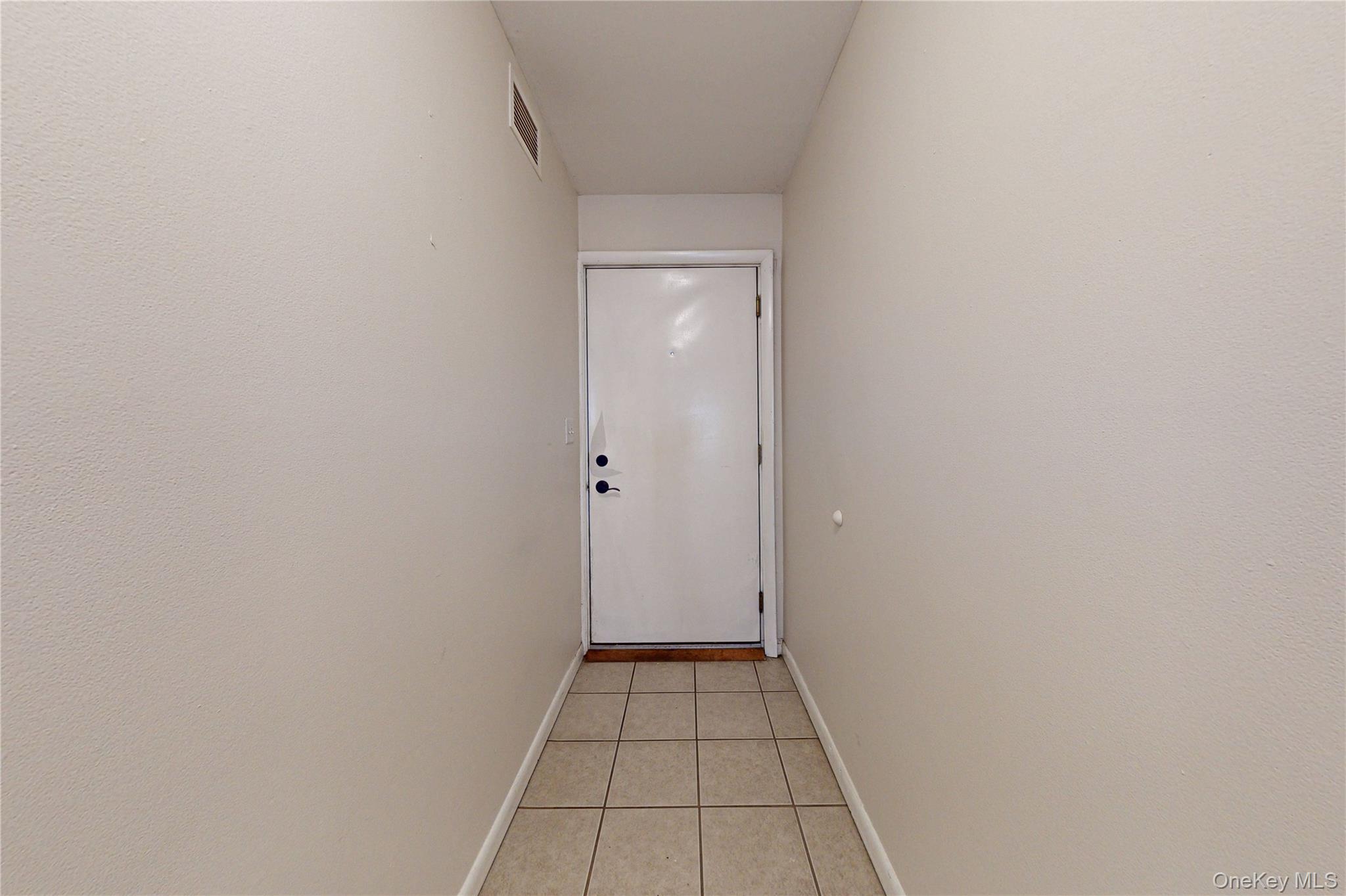 26 Cooper Road, Unit 914 Poughkeepsie, NY 12603 - Photo 2 of 19 Entry foyer