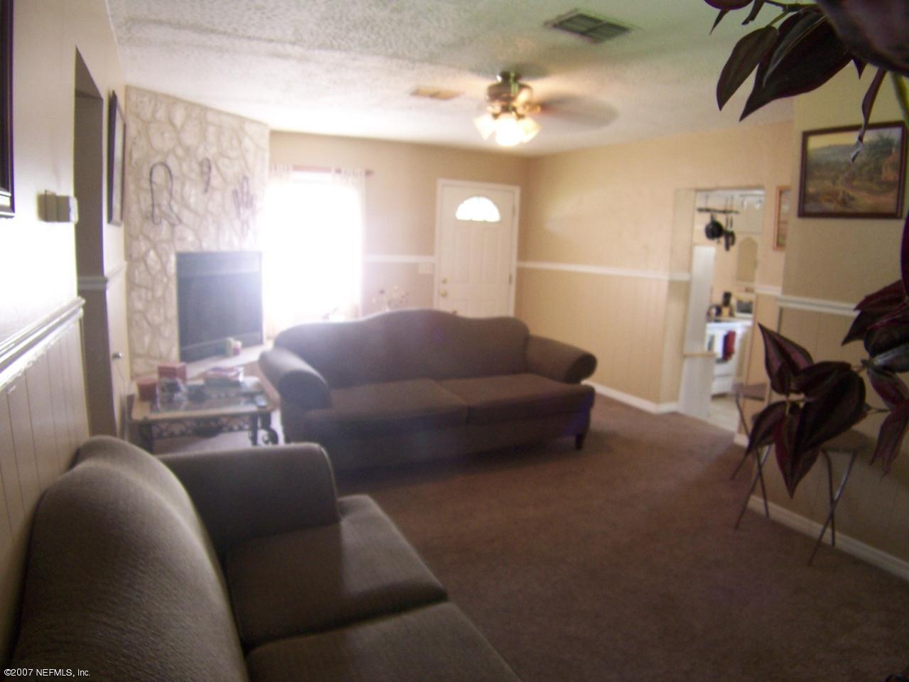 10345 Dobell Road Jacksonville, FL 32246 - Photo 2 of 13 Living room