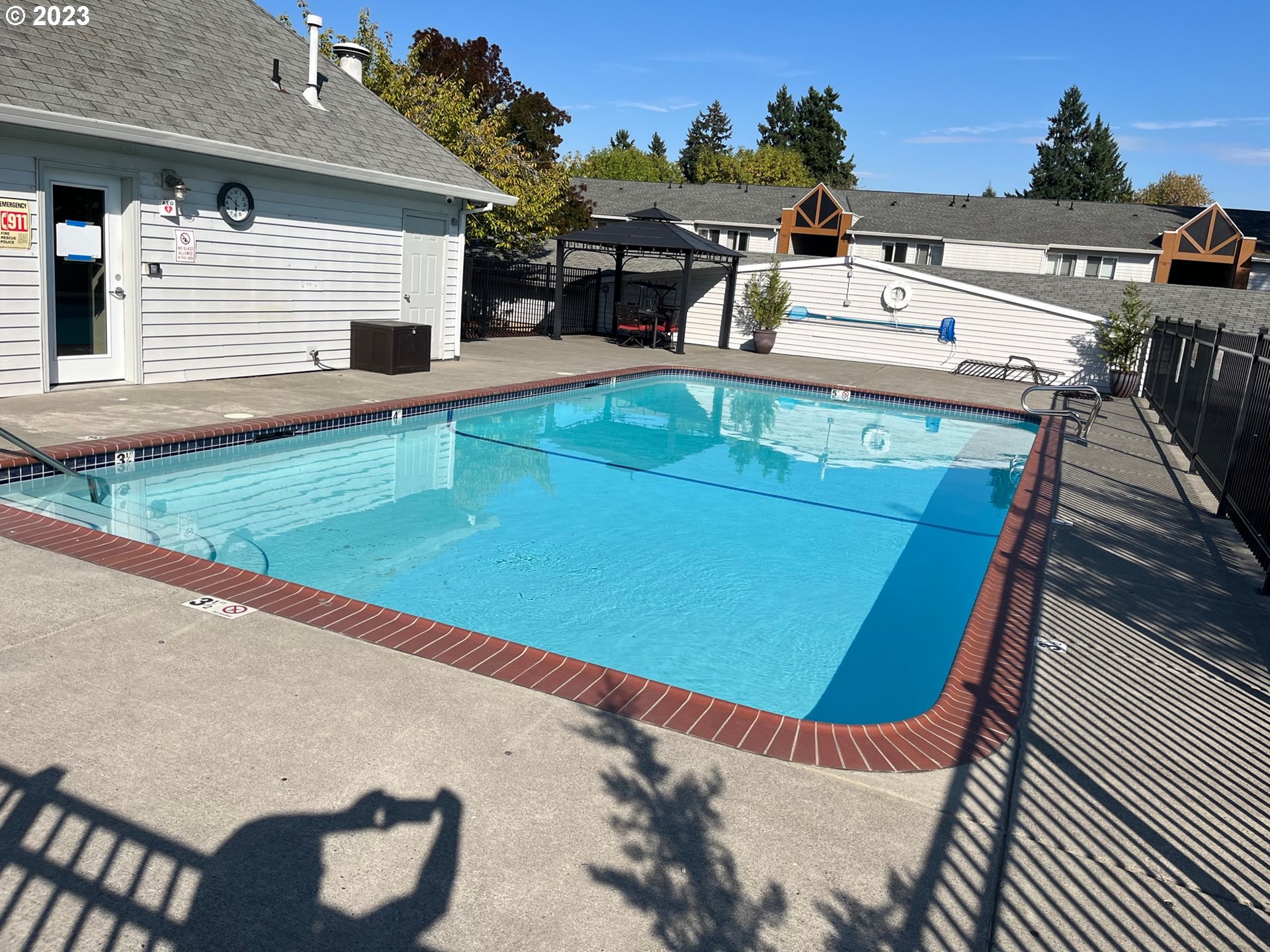 10660 Southwest Davies Road, Unit 30 Beaverton, OR 97008 - Photo 14 of 24 a view of a backyard with sitting area