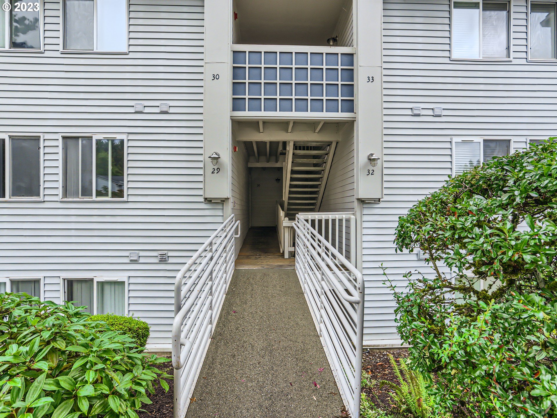10660 Southwest Davies Road, Unit 30 Beaverton, OR 97008 - Photo 3 of 24 a view of a house with entryway and stairs