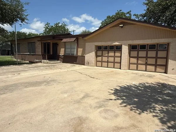 $1,700 | 718 West Elwood Street, Falls City, TX 78113