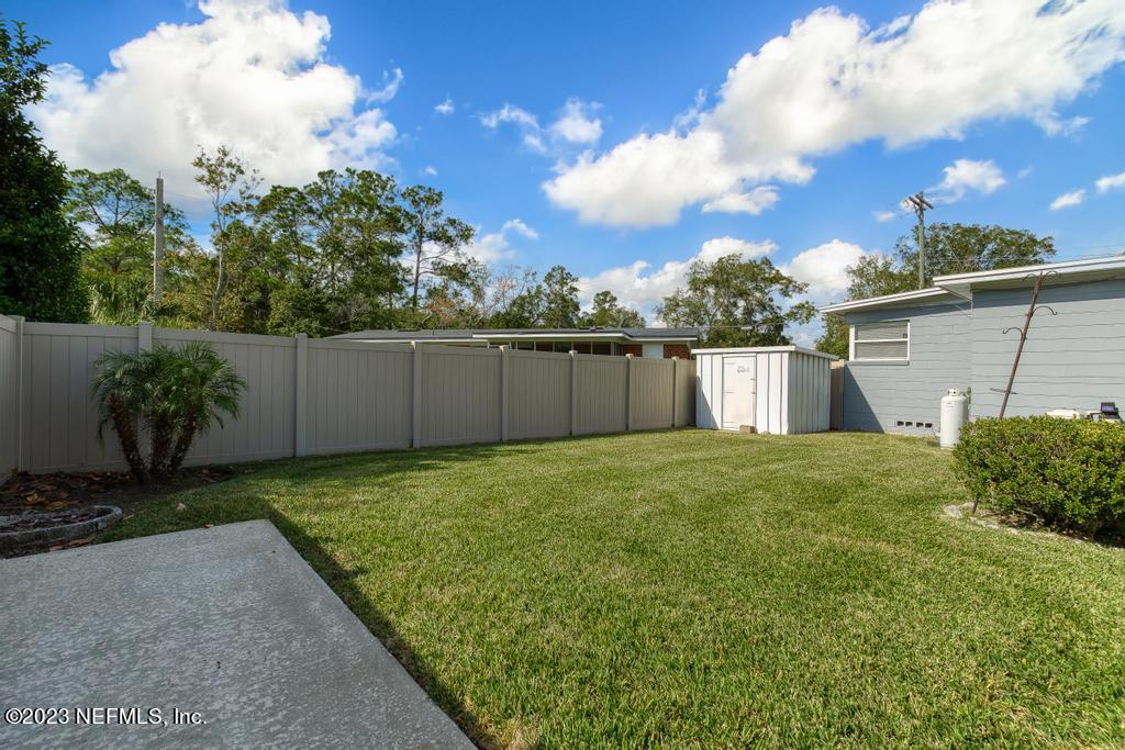 6712 E Road Jacksonville, FL 32216 - Photo 32 of 40 a view of a backyard