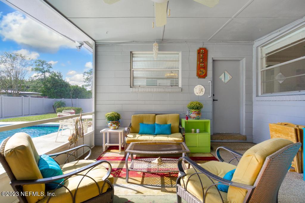 6712 E Road Jacksonville, FL 32216 - Photo 37 of 40 a balcony with chairs and a table