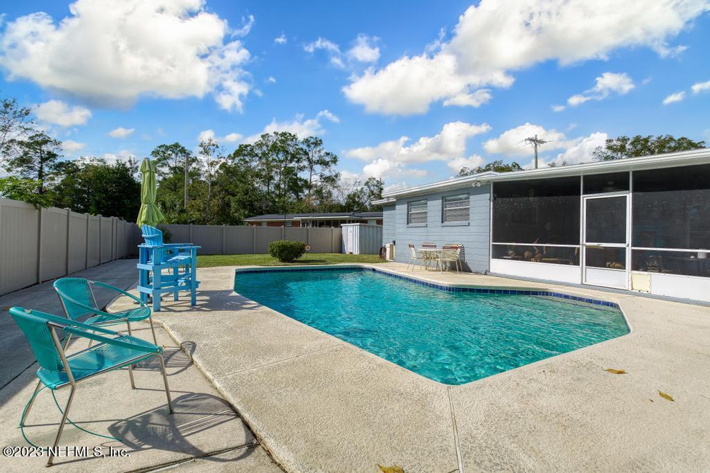 6712 E Road Jacksonville, FL 32216 - Photo 9 of 40 a view of a chairs and table in the backyard