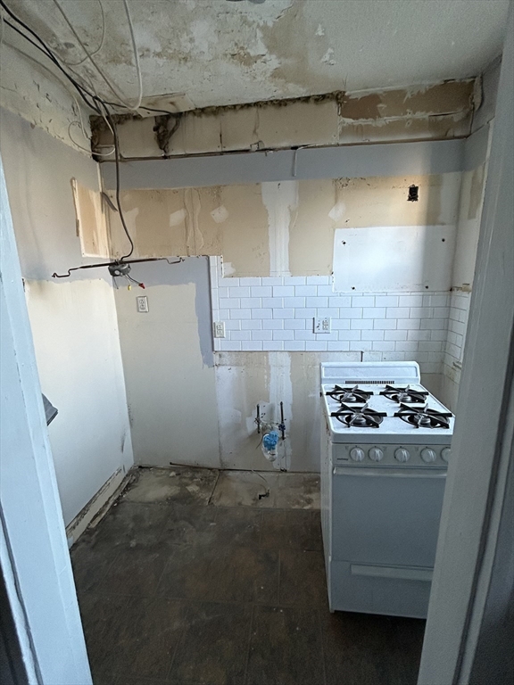 285 Lynn Shore Drive, Unit 308 Lynn, MA 01902 - Photo 6 of 11 a kitchen with a stove and a refrigerator