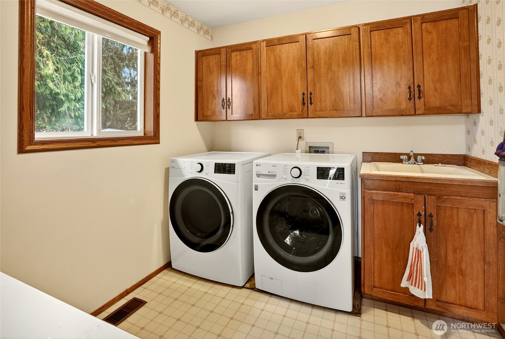 20070 Park Ridge Lane Sedro-Woolley, WA 98284 - Photo 23 of 40 a utility room with dryer and washer