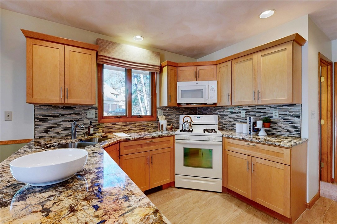 40 Phenix Ridge Drive Cranston, RI 02921 - Photo 13 of 48