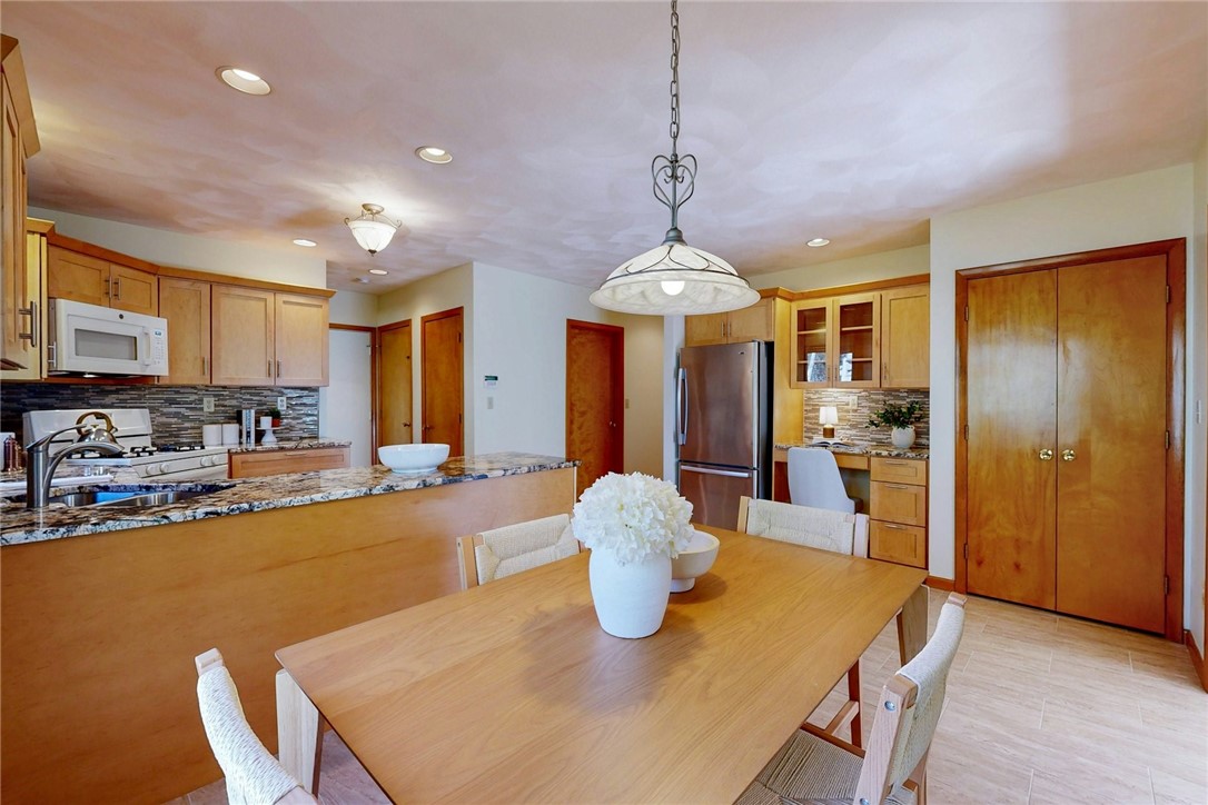 40 Phenix Ridge Drive Cranston, RI 02921 - Photo 17 of 48