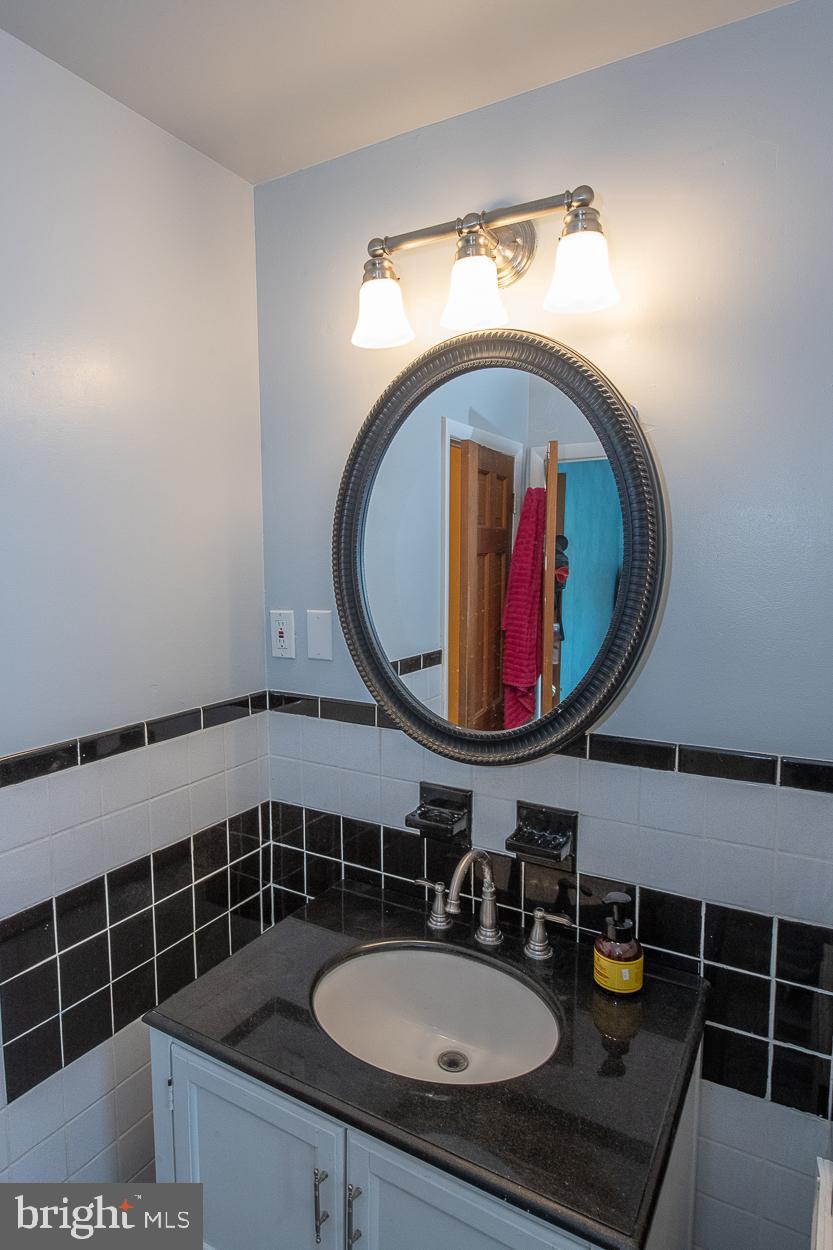 15 Laurel Road Southampton, PA 18966 - Photo 42 of 90 Master bathroom