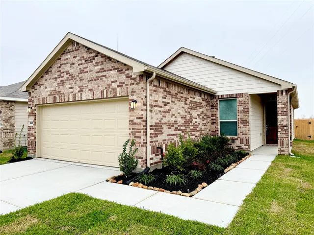 a view of a house with yard and plants