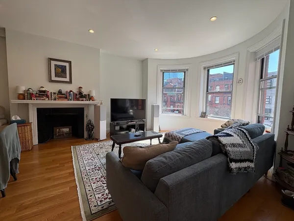 $5,200 | 175 Newbury Street, Unit 300, Boston, MA 02116