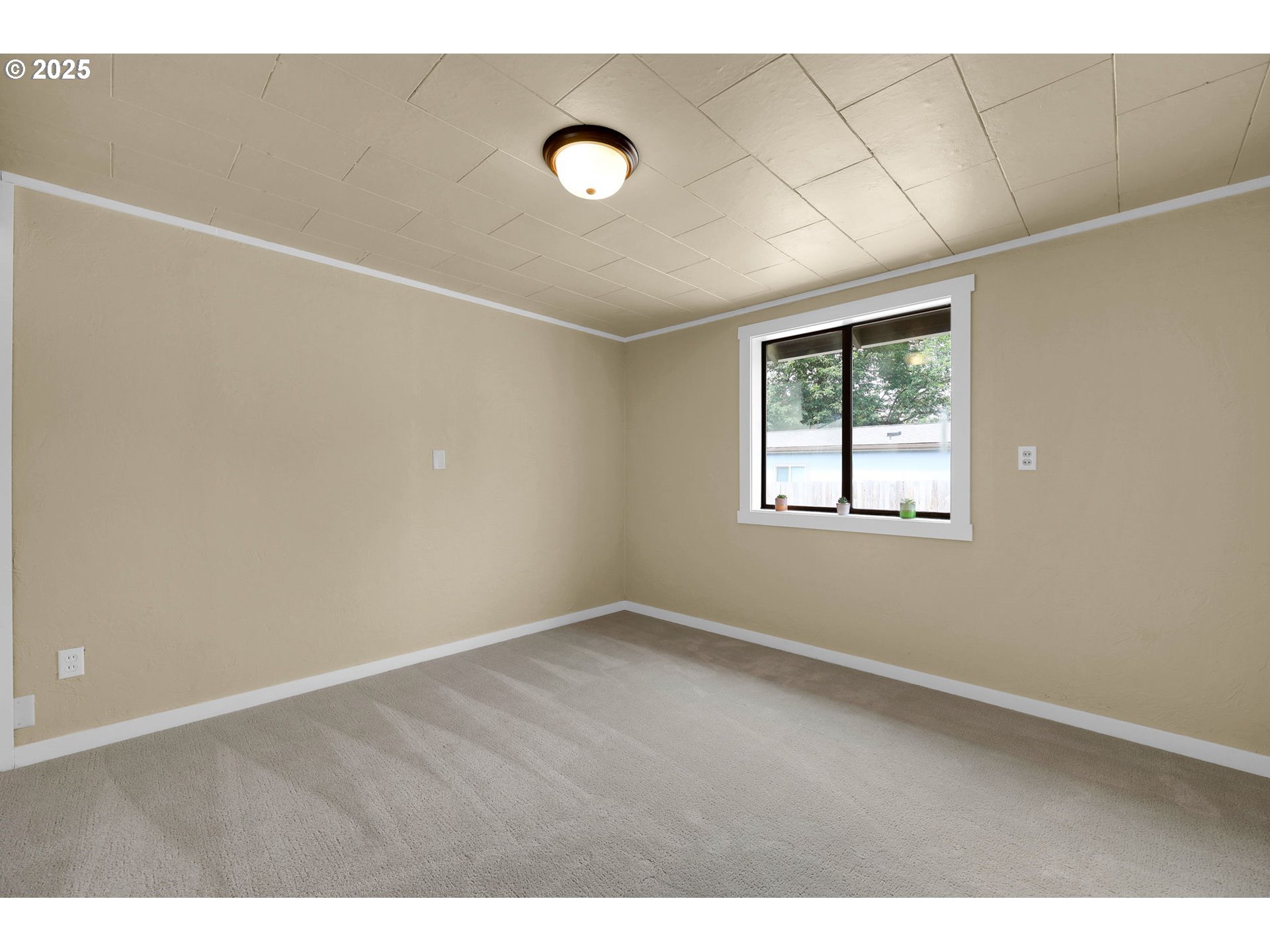 2785 Riverview Street Eugene, OR 97403 - Photo 15 of 44 an empty room with windows