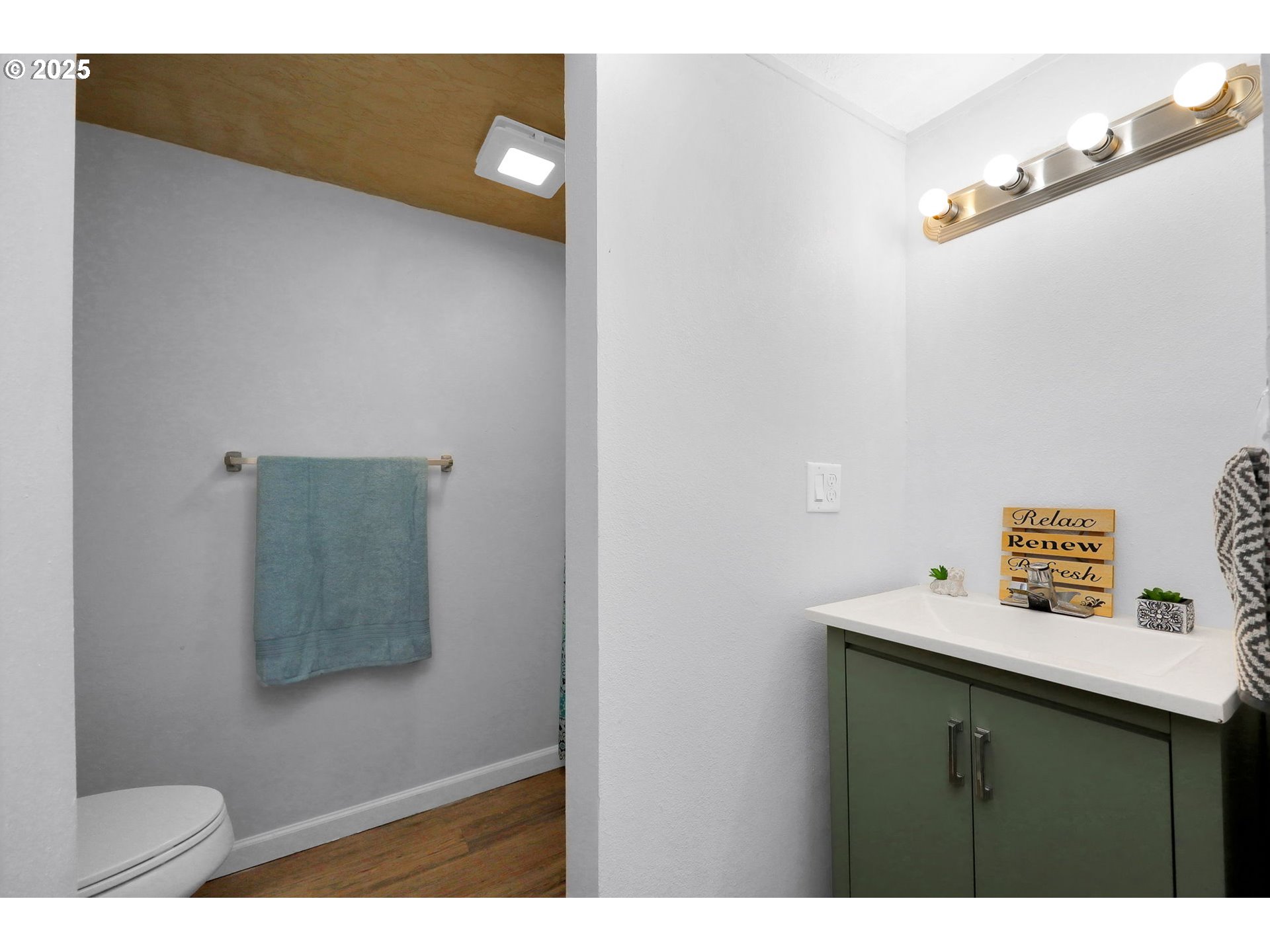 2785 Riverview Street Eugene, OR 97403 - Photo 27 of 44 a bathroom with a sink and a mirror