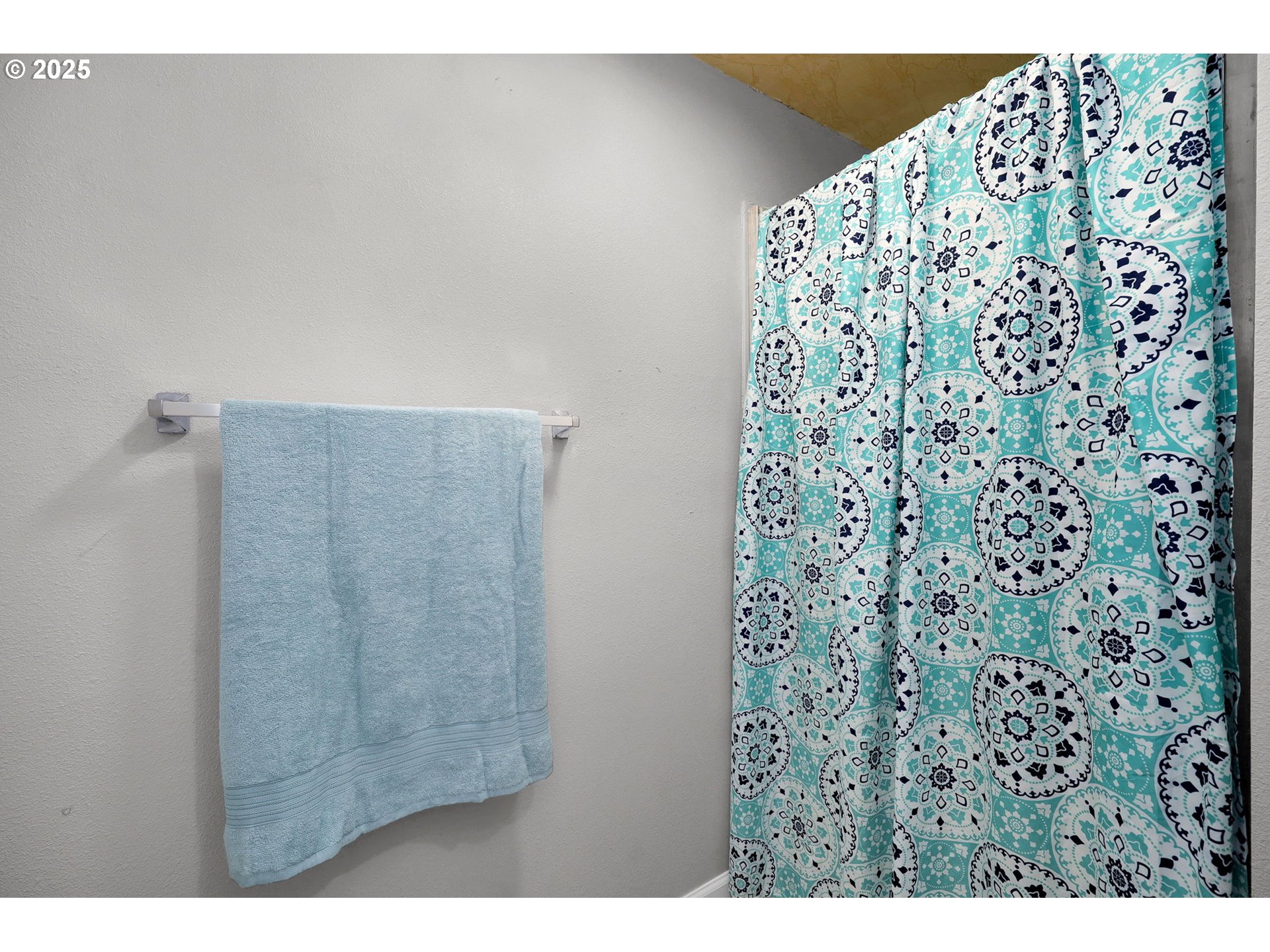 2785 Riverview Street Eugene, OR 97403 - Photo 28 of 44 a view of bathroom