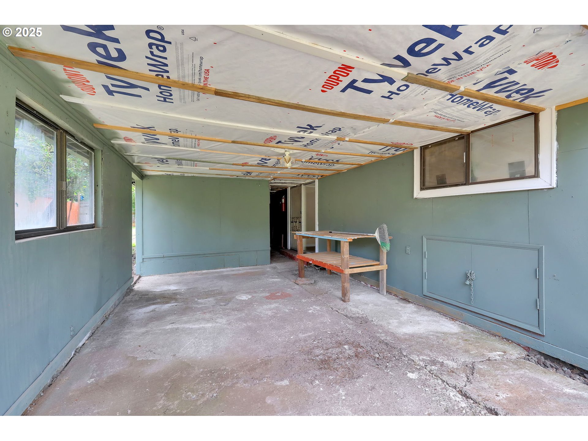 2785 Riverview Street Eugene, OR 97403 - Photo 31 of 44 a view of a livingroom with an furniture