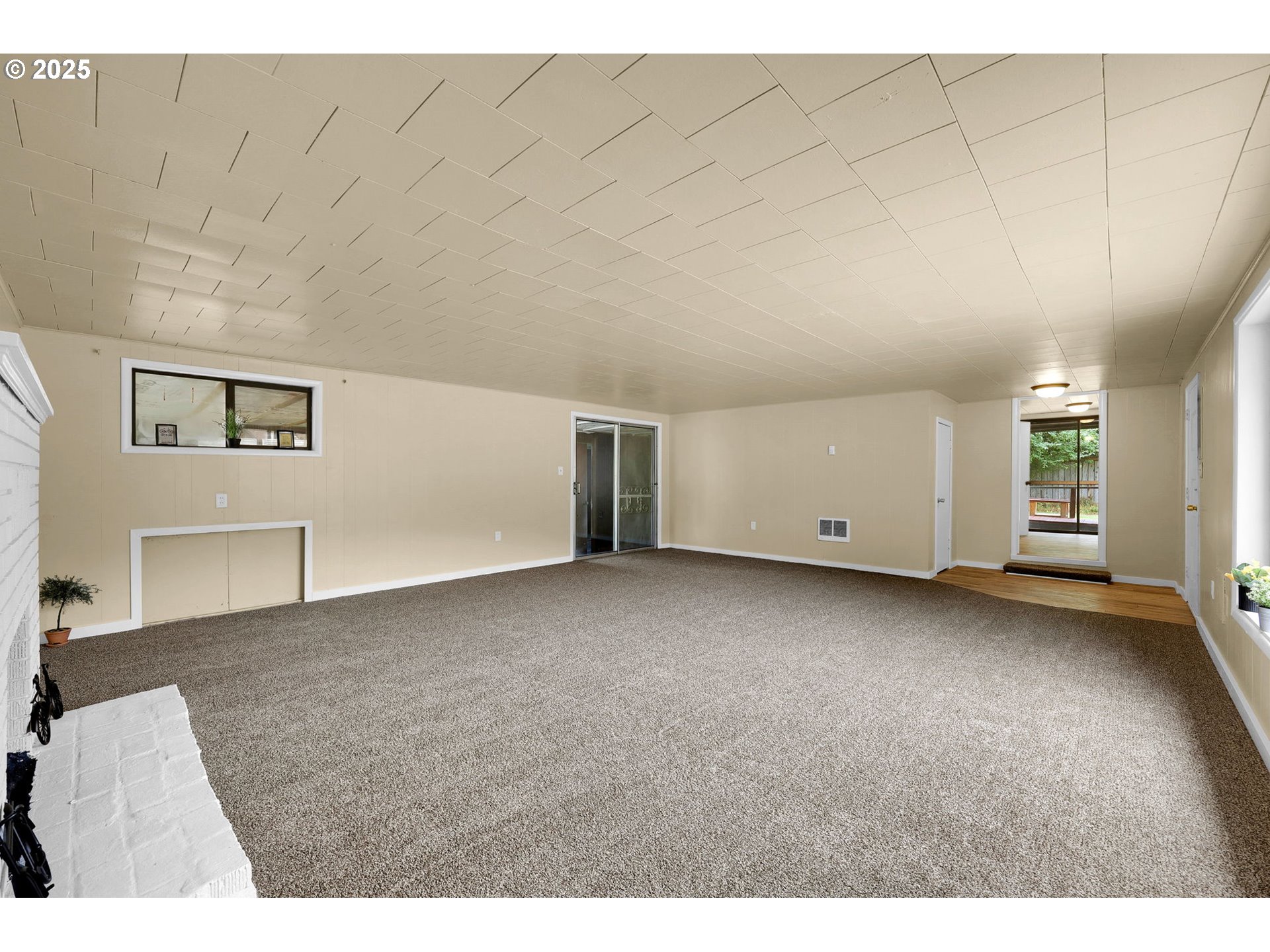 2785 Riverview Street Eugene, OR 97403 - Photo 5 of 44 a view of a livingroom with an empty space