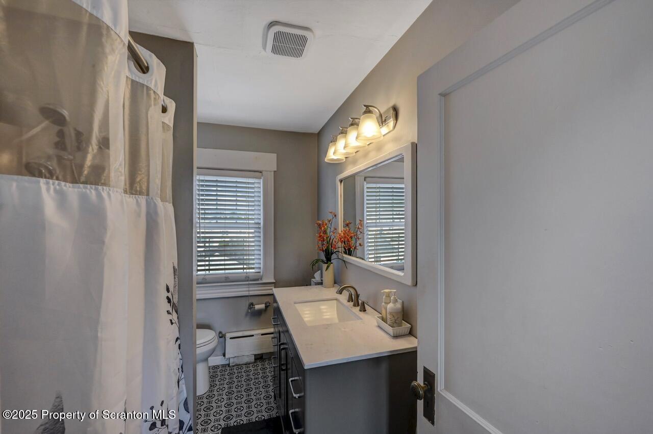 620 Foster Street Scranton, PA 18508 - Photo 23 of 38 Full Bathroom