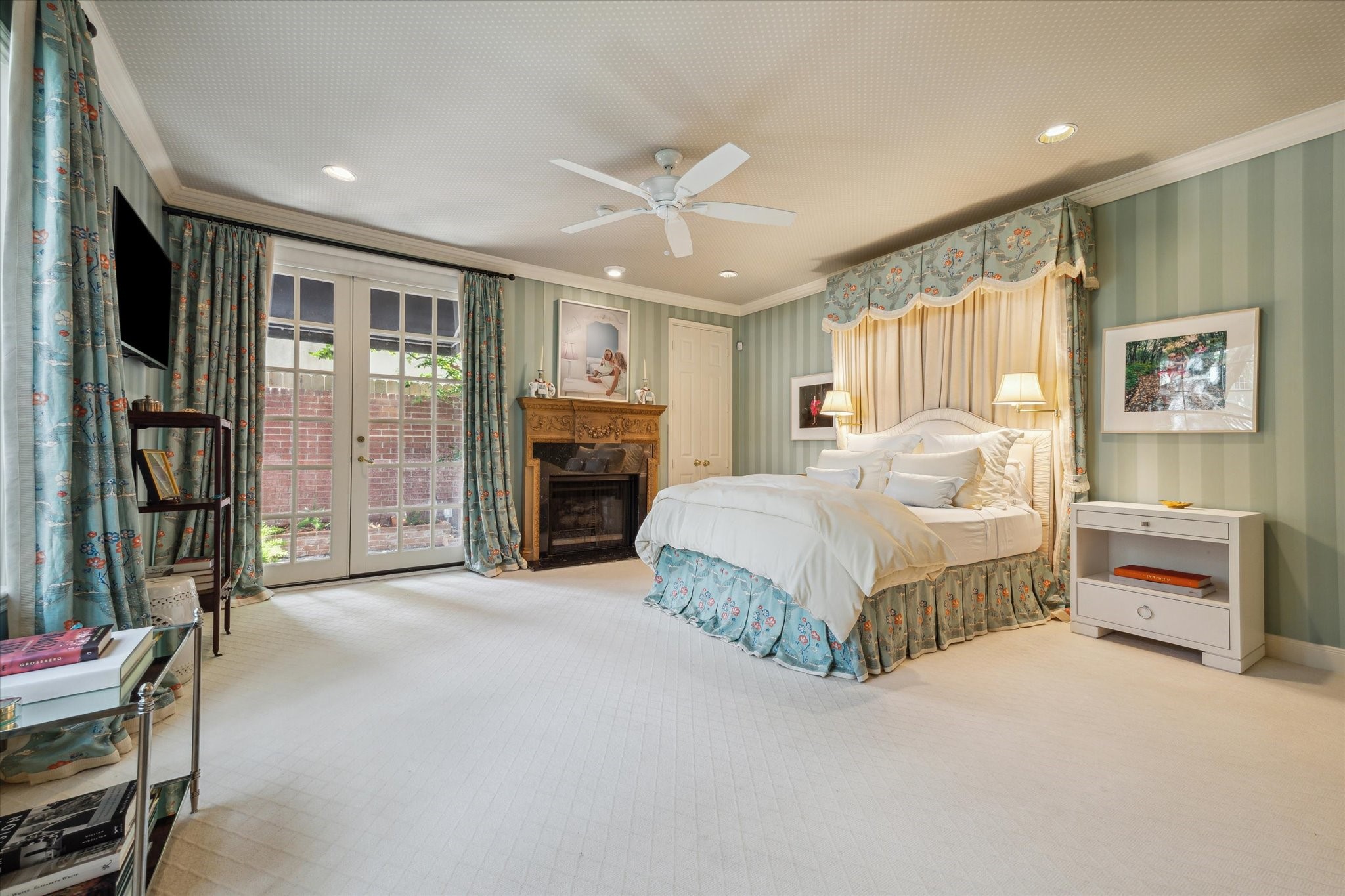 2902 West Lane, Unit A Houston, TX 77027 - Photo 13 of 23 a spacious bedroom with a bed and a large window