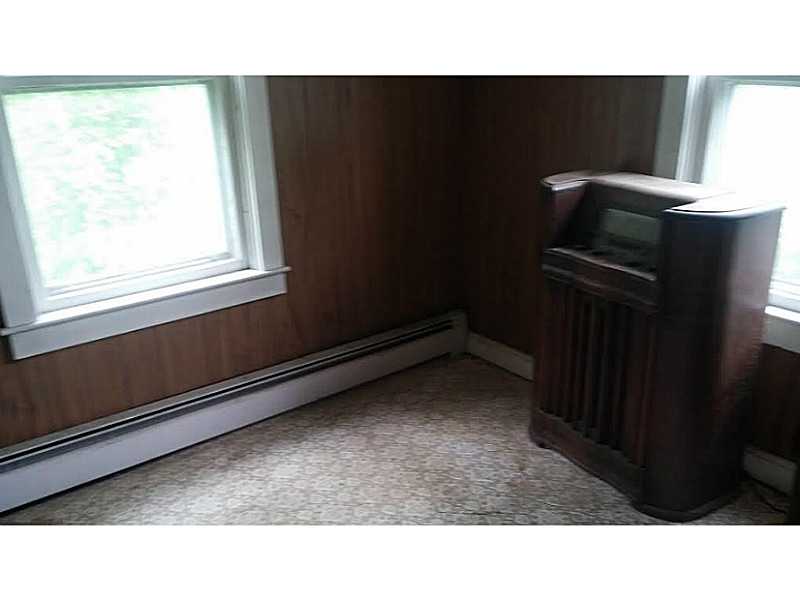 32 Arcadia Road Swansea, MA 02777 - Photo 4 of 9 Living Room.