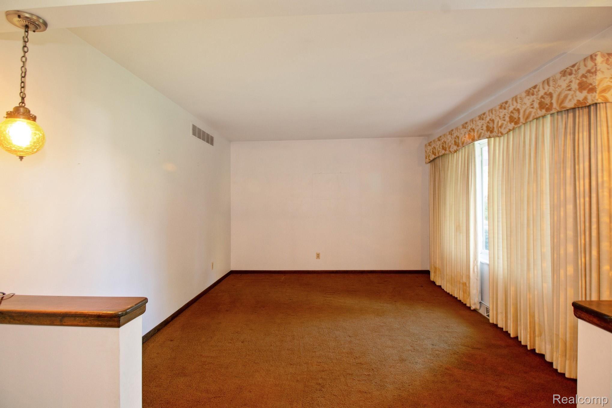 990 East Davis Road Howell, MI 48843 - Photo 6 of 23 IMG_1774_5.jpg