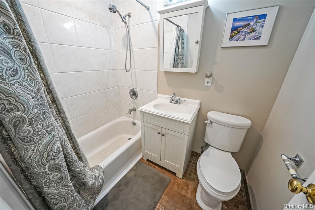 200 Atlantic Avenue, Unit 331 Lynbrook, NY 11563 - Photo 27 of 28 a bathroom with a toilet a sink and bathtub