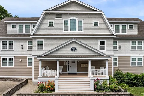 $670,000 | 100 Burrill Street, Unit 3, Swampscott, MA 01907