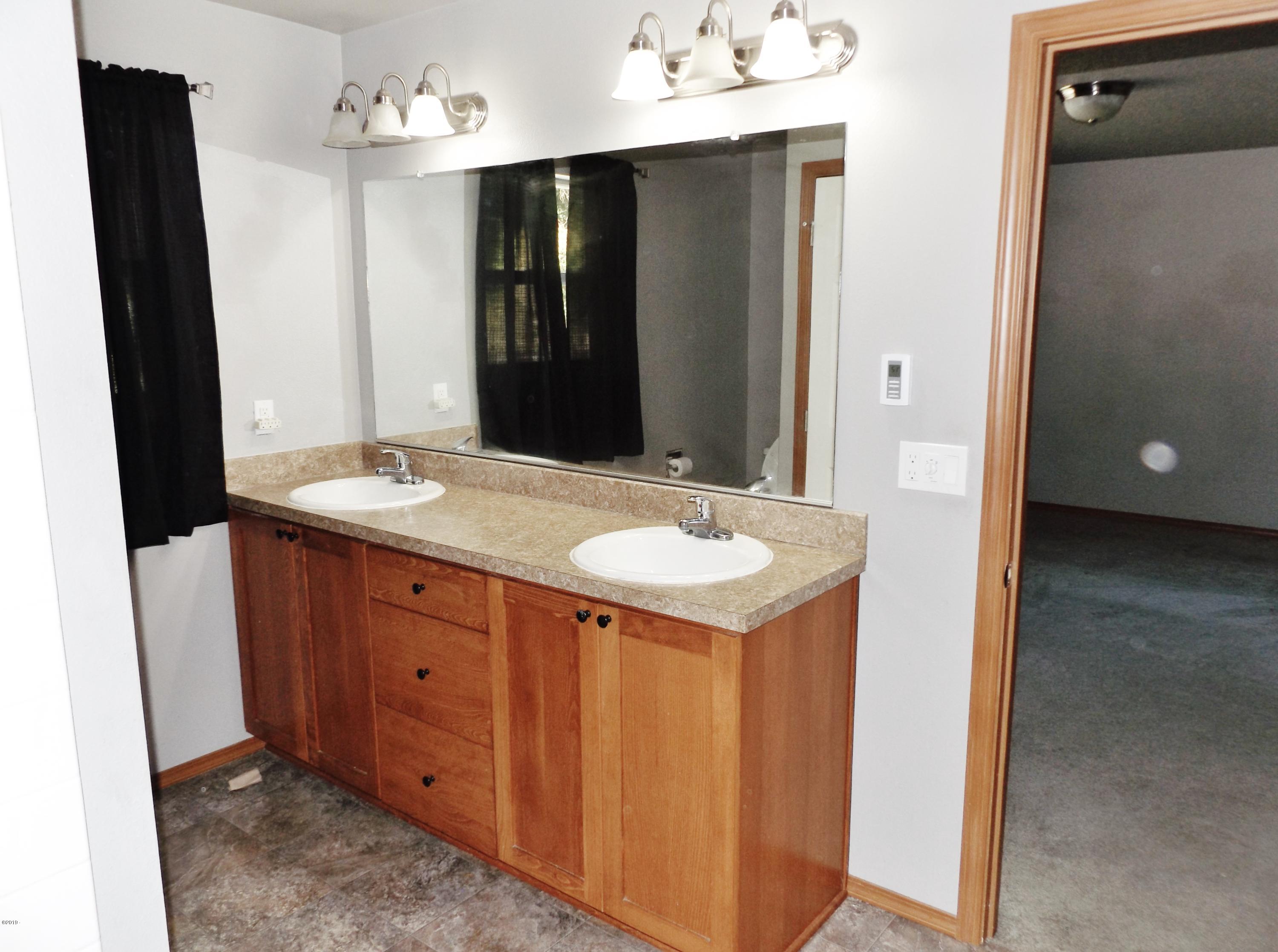 353 East Darkey Creek Road Waldport, OR 97394 - Photo 30 of 35 Master Bath