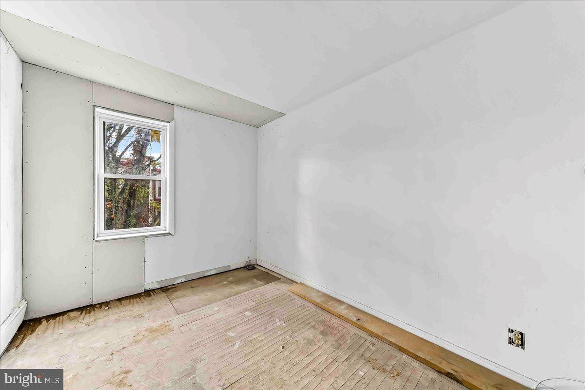 5536 Pine Street Philadelphia, PA 19143 - Photo 22 of 32 an empty room with a window
