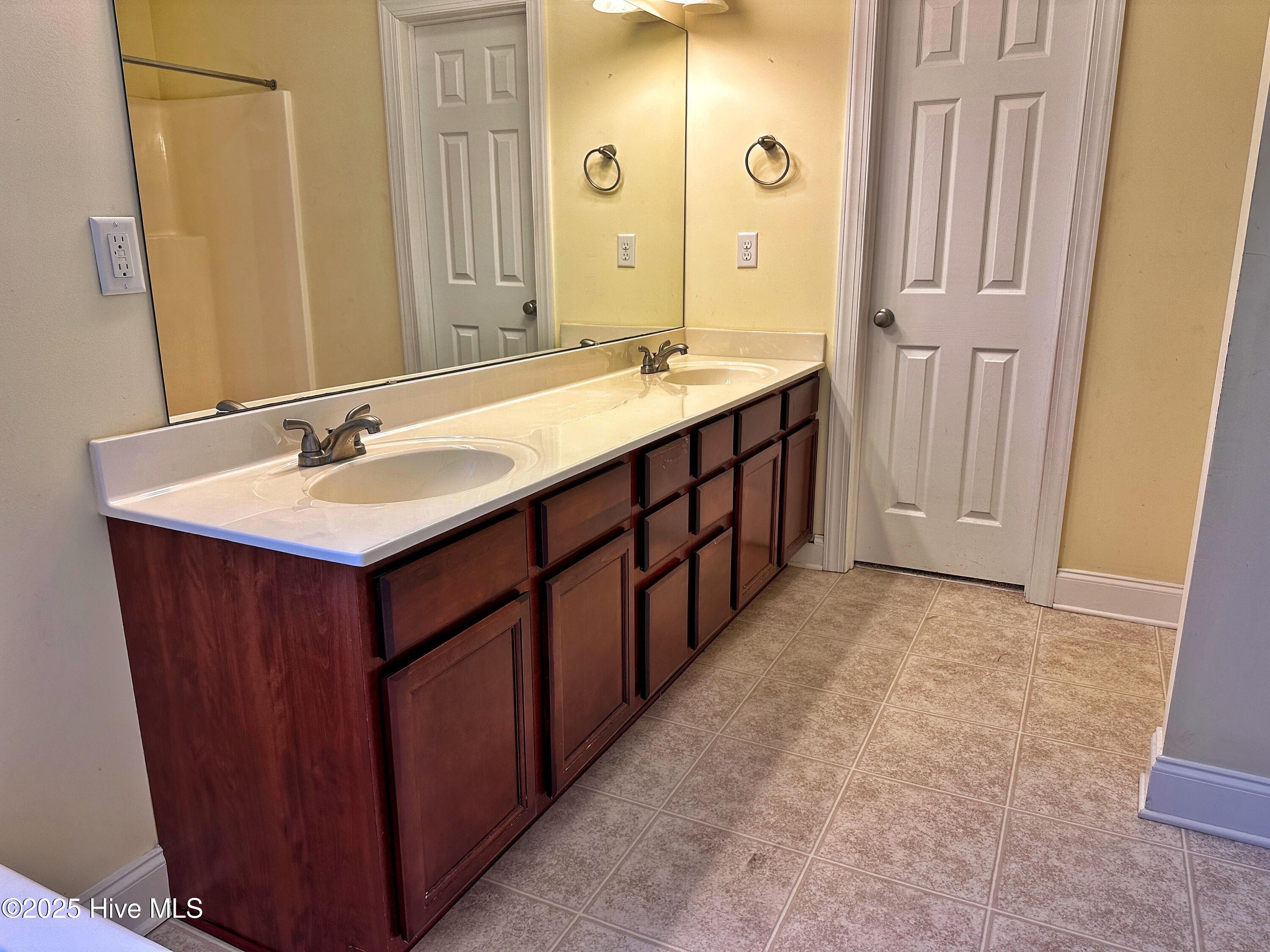 242 Emerald Ridge Road Jacksonville, NC 28546 - Photo 23 of 40 Mstrbath (5)