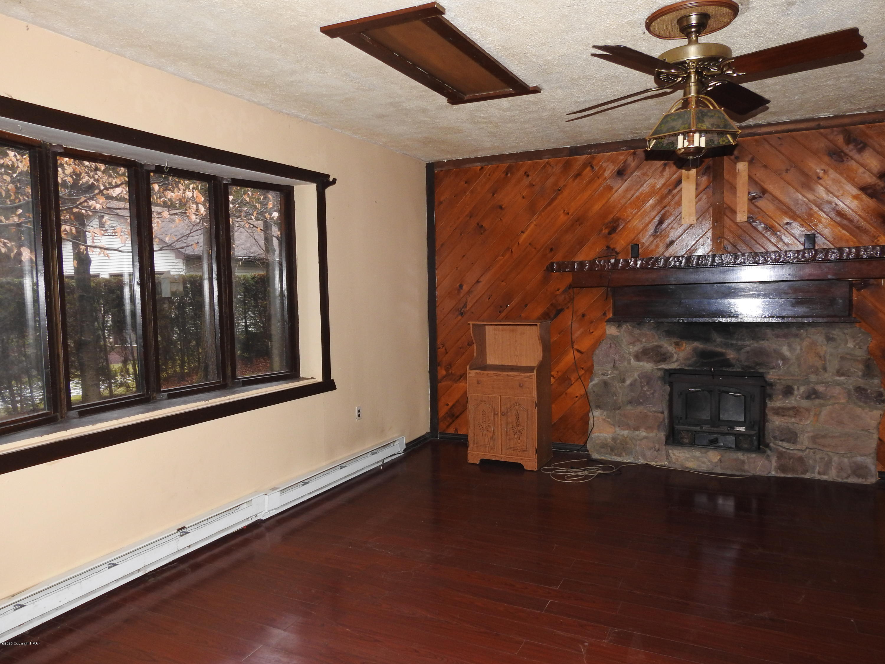 164 Pocono Road Albrightsville, PA 18210 - Photo 12 of 41 Living Room