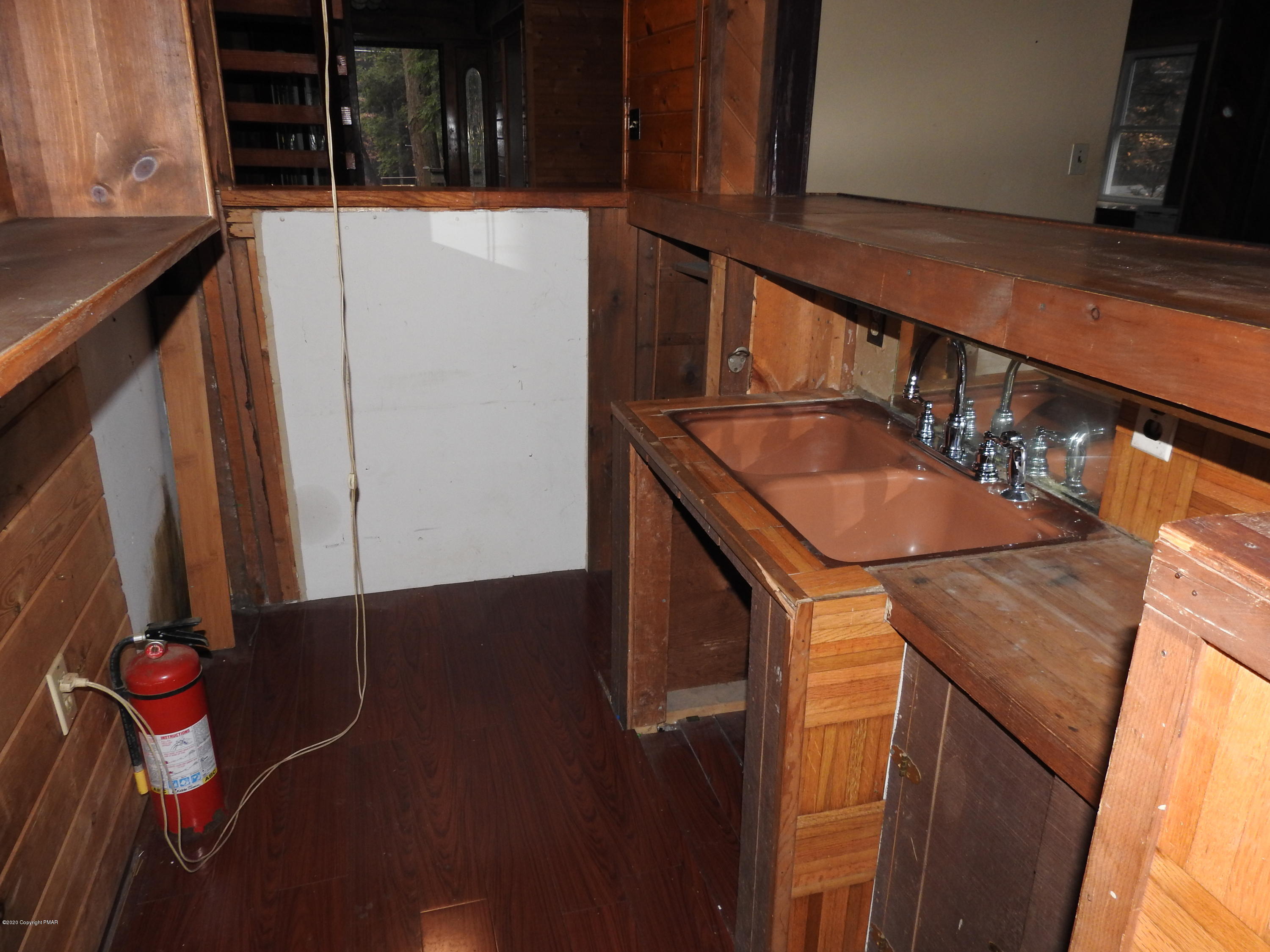 164 Pocono Road Albrightsville, PA 18210 - Photo 13 of 41 Entertaining Bar with sink