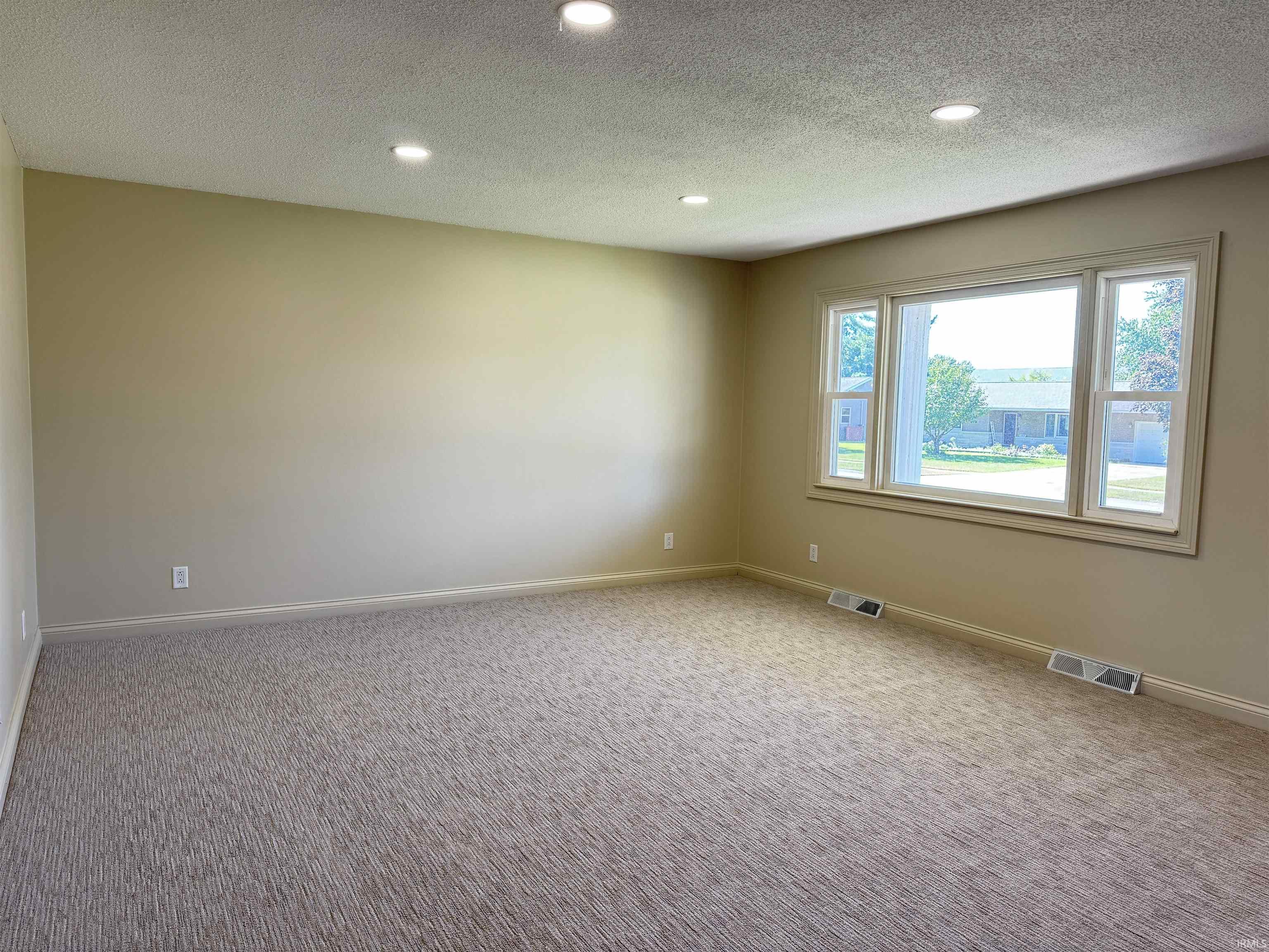 1402 Washington Street Rochester, IN 46975 - Photo 3 of 25