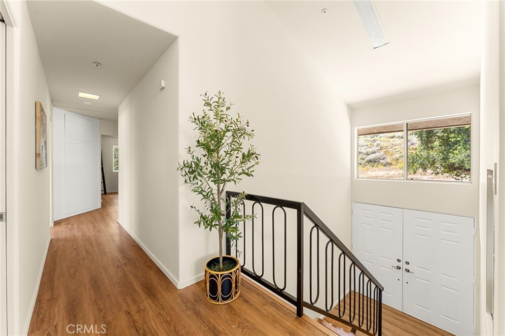 9110 Happy Camp Road Moorpark, CA 93021 - Photo 22 of 73 Upstairs hallway