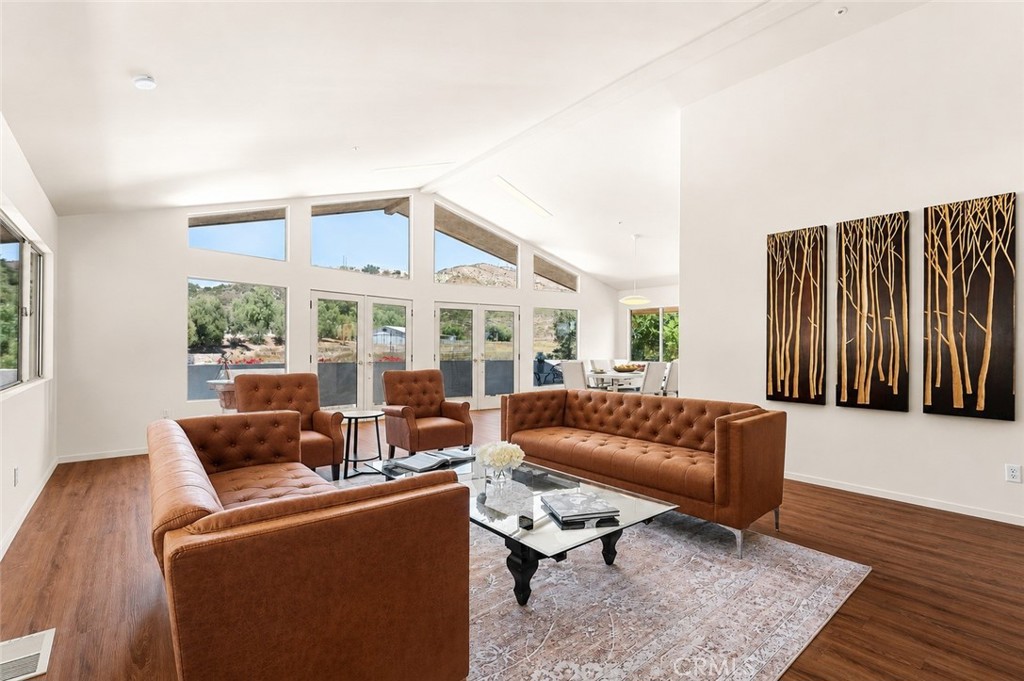 9110 Happy Camp Road Moorpark, CA 93021 - Photo 4 of 73 Living room