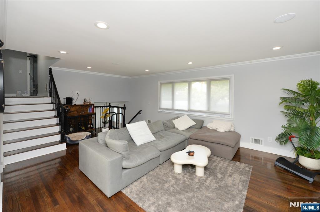 154 Middlesex Avenue Paramus, NJ 07652 - Photo 2 of 32