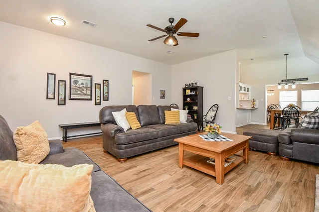 $270,000 | 606 Walnut Street, Sweeny, TX 77480