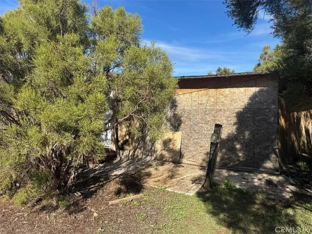 a view of a yard of the house