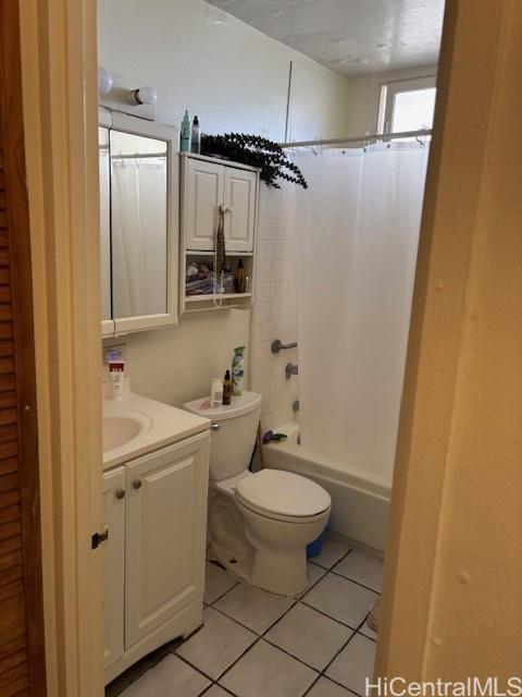 454 Nāmāhana Street, Unit 501 Honolulu, HI 96815 - Photo 5 of 5 a bathroom with a sink a toilet and shower