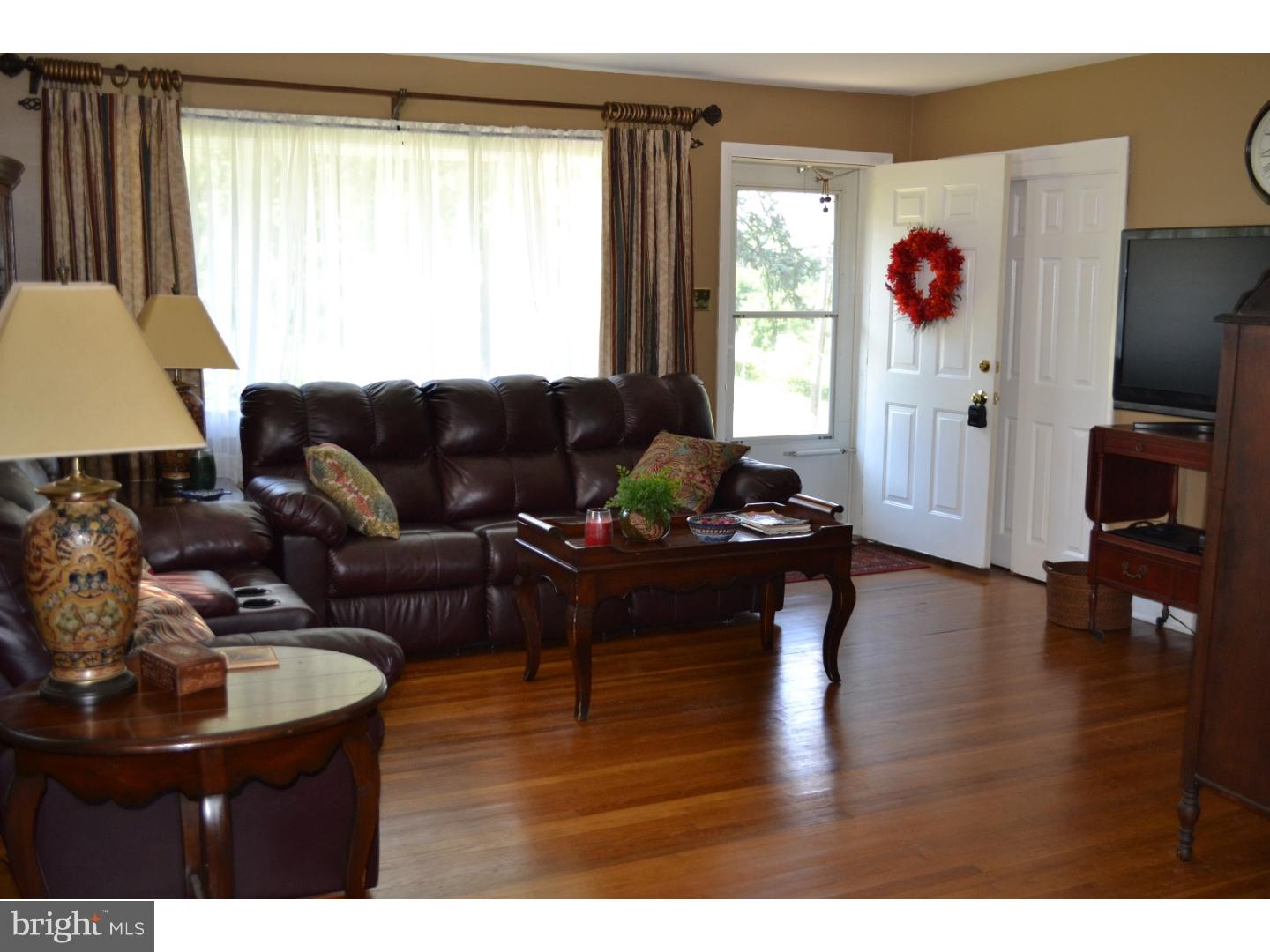 109 Lawrence Road Broomall, PA 19008 - Photo 2 of 20 Living Room