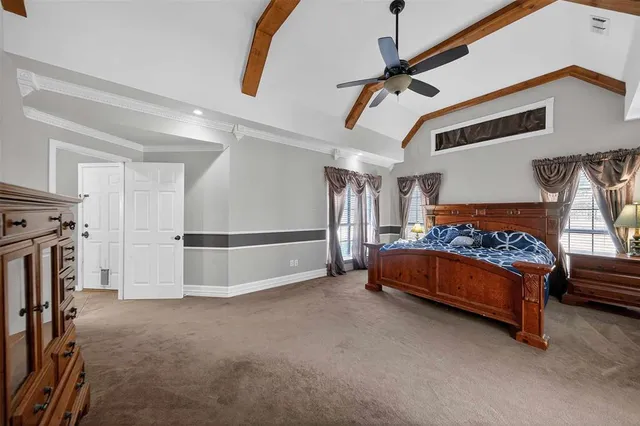 a view of livingroom with furniture and a ceiling fan