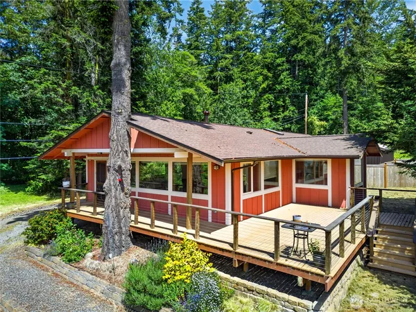 $750,000 | 17261 Golden View Avenue, La Conner, WA 98257