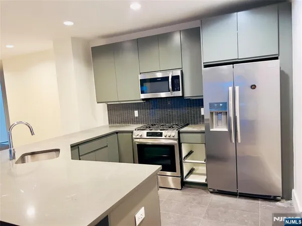 $4,125 | 1 Executive Drive, Unit 311, Fort Lee, NJ 07024