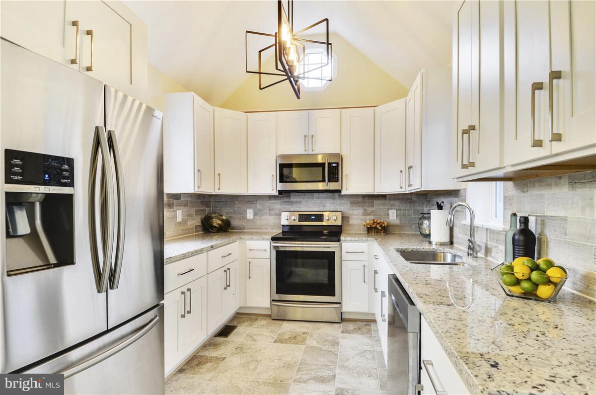 14215 Seneca Road Germantown, MD 20874 - Photo 2 of 27 Gourmet Kitchen