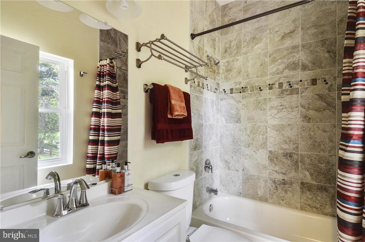 14215 Seneca Road Germantown, MD 20874 - Photo 17 of 27 Bath